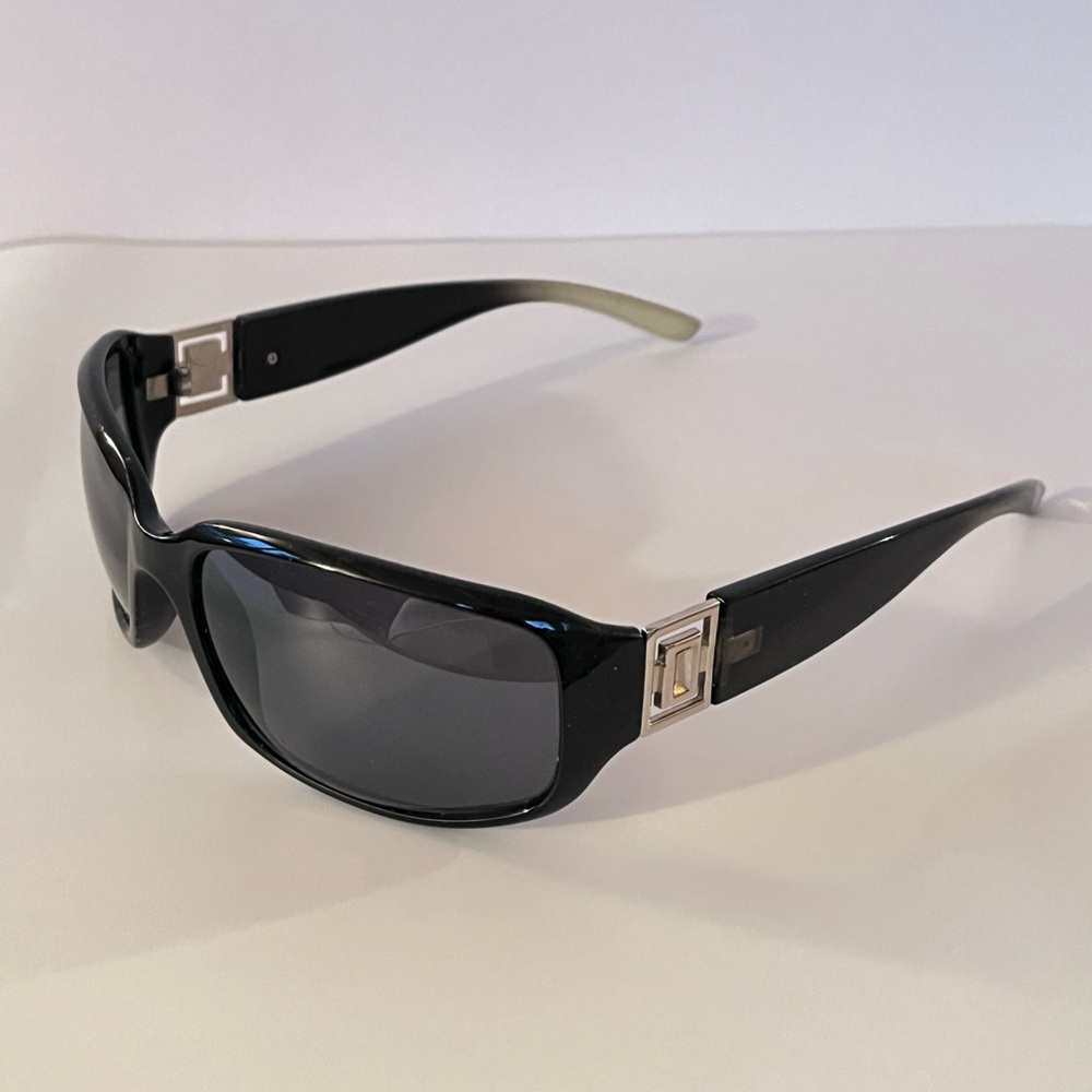 Stylish Black Sunglasses - Picture 3 of 9